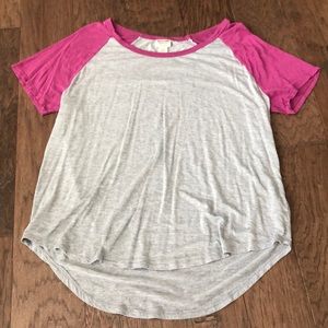 grey and purplish pink t-shirt